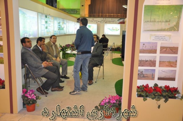 جمعی از مسئولان شهر در غرفه شهرداری 