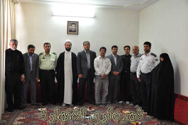 جمعی از مسئولین در کنار مادر و برادر شهید مرادی 
