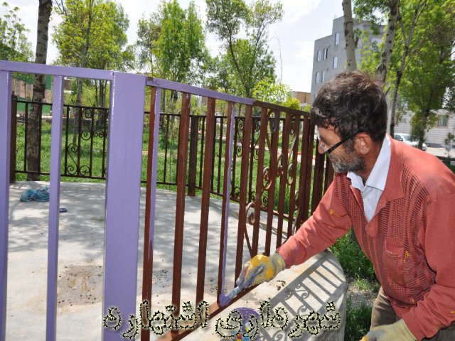 رنگ آمیزی سکوهای نشیمن پارک شهید چمران