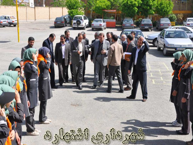 استقبال دانش آموزان از مسئولان استان و شهر