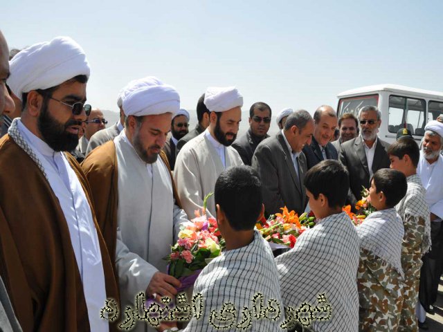اهدای دسته گل به مسئولان استان البرز و امام جمعه جدید شهر اشتهارد 