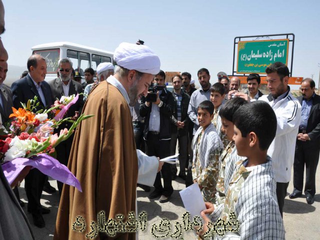 استقبال از امام جمعه جدید اشتهارد و جمعی از مسئولین در ورودی شهر  