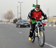 جوانی امروز محور 70 کیلومتری اشتهارد به کرج را رکاب می زند